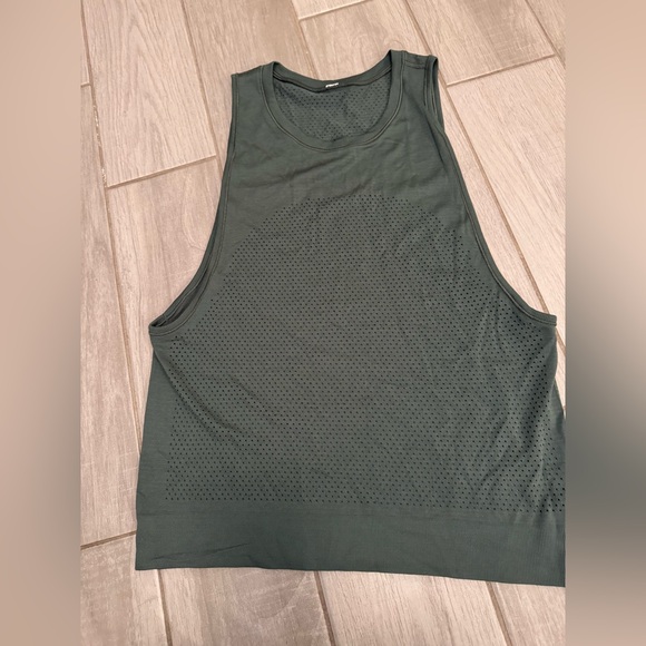 Lululemon forest green perforated breeze muscle tank size 8 - Picture 13 of 13